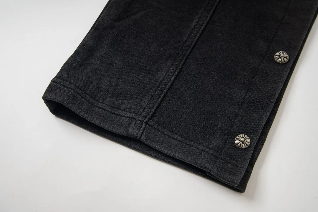 P220 model number Y663 CHROME HEARTS/Chrome Hearts CH 23SS washed buttoned trousers and sweatpants, soft and comfortable, with a great upper body experience. The pants are decorated with classic cross leather patches, which are full of design. Trousers with elastic waist and leggings, a super versatile fashion item, will definitely turn heads. A must-have treasure sweatpants. The shape is super easy and easy to wear. Both men and women can easily wear it. They are the first choice for the street, don’t miss it! ! ! size:S-XL